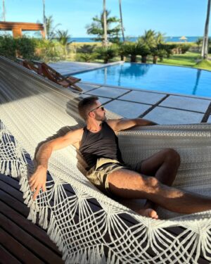 Thales Bretas Instagram - Sem filtro no paraíso!
Dias maravilhosos em família na @casadatrindademamucabinhas ! 
Que lugar lindo!
Mar quentinho, pessoal acolhedor…
Recarregando as energias e vivendo momentos que vão ficar na memória pra sempre!
Esse é um dos meus cantinhos favoritos…
Obrigado Deus! Obrigado Pernambuco!
📸 @tamarabretas.photography