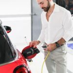 Thales Bretas Instagram - O carregamento do MINI Cooper S E 100% elétrico é muito prático. Com uma rotina parecida com a de um celular, eu acabo carregando ele ao chegar em casa no fim do dia, mas nem precisa de muito tempo não, em 2h30 ele carrega já tem 80% da bateria carregada, incrível, né? E existem vários pontos de carregamento, então ficou fácil carregar pela cidade também. #MINICooperSE #MINIBrasil #MINIElectric @MINIbrasil