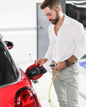 Thales Bretas Instagram - O carregamento do MINI Cooper S E 100% elétrico é muito prático. Com uma rotina parecida com a de um celular, eu acabo carregando ele ao chegar em casa no fim do dia, mas nem precisa de muito tempo não, em 2h30 ele carrega já tem 80% da bateria carregada, incrível, né? E existem vários pontos de carregamento, então ficou fácil carregar pela cidade também. #MINICooperSE #MINIBrasil #MINIElectric @MINIbrasil