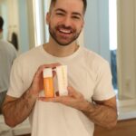 Thales Bretas Instagram - Vocês sabiam que a campanha Dezembro Laranja é sobre a prevenção do câncer de pele? E pensando nisso, fui convidado pelos meus parceiros da Creamy para falar sobre 2 produtos que combinados, são essenciais para a proteção da pele: o maravilhoso sérum antioxidante de Vitamina C e o Protetor Solar Watery Lotion. Uma combinação perfeita de Ethyl-Vitamina-C e Vitamina C Glicosilada para uma pele mais protegida, jovem, uniforme e radiante. E ainda, um protetor solar poderoso com toque seco que possui fórmula inodora e não arde os olhos. ✨☀️