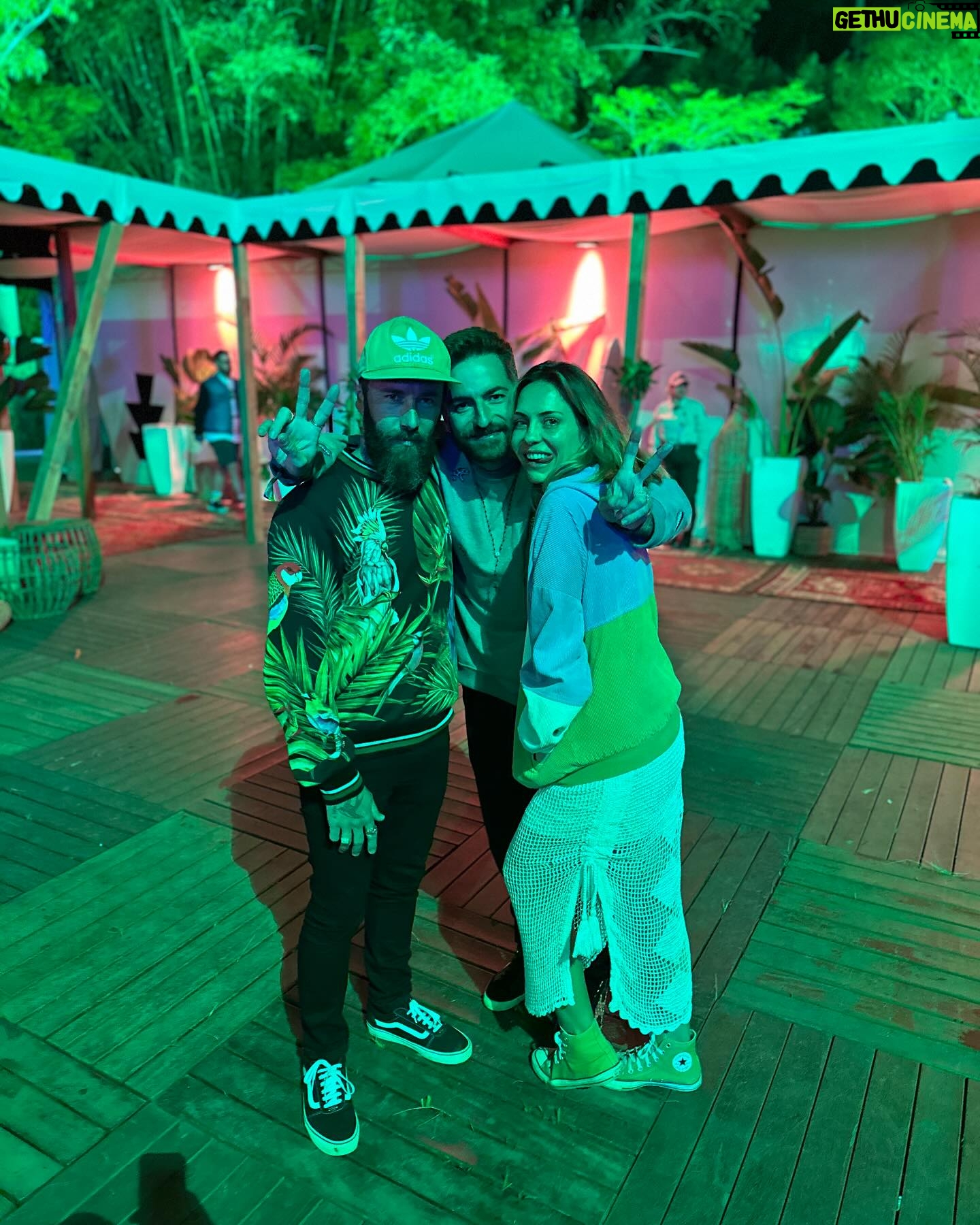 Thales Bretas Instagram - Um #TBT recente pra agradecer ao @ricardobrautigam pelo festival Rock da Montanha @rockthemountain , o melhor de todos os festivais! Pude ver grandes ídolos, encontrar amigos, estar em família e ainda me conectar com a natureza! Melhor impossível! Obrigado @leomarcal e @eumarthinha pelo convite. 📸 com Marieta do querido @reginaldofoto