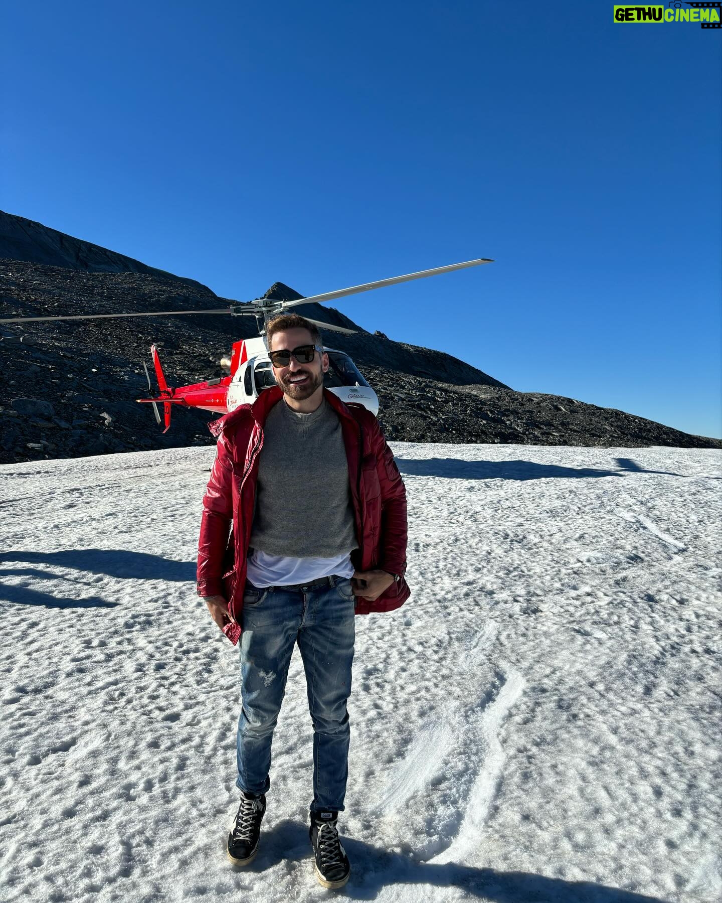 Thales Bretas Instagram - Pulinho em Queenstown, na Nova Zelândia, mto surpreendente! Trilhas lindas, paisagem, lago azul, cachoeiras, vinícolas… e até uma nevinha eterna no glaciar. Amei. Quero voltar…