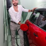 Thales Bretas Instagram - O carregamento do MINI Cooper S E 100% elétrico é muito prático. Com uma rotina parecida com a de um celular, eu acabo carregando ele ao chegar em casa no fim do dia, mas nem precisa de muito tempo não, em 2h30 ele carrega já tem 80% da bateria carregada, incrível, né? E existem vários pontos de carregamento, então ficou fácil carregar pela cidade também. #MINICooperSE #MINIBrasil #MINIElectric @MINIbrasil