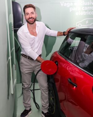 Thales Bretas Instagram - O carregamento do MINI Cooper S E 100% elétrico é muito prático. Com uma rotina parecida com a de um celular, eu acabo carregando ele ao chegar em casa no fim do dia, mas nem precisa de muito tempo não, em 2h30 ele carrega já tem 80% da bateria carregada, incrível, né? E existem vários pontos de carregamento, então ficou fácil carregar pela cidade também. #MINICooperSE #MINIBrasil #MINIElectric @MINIbrasil