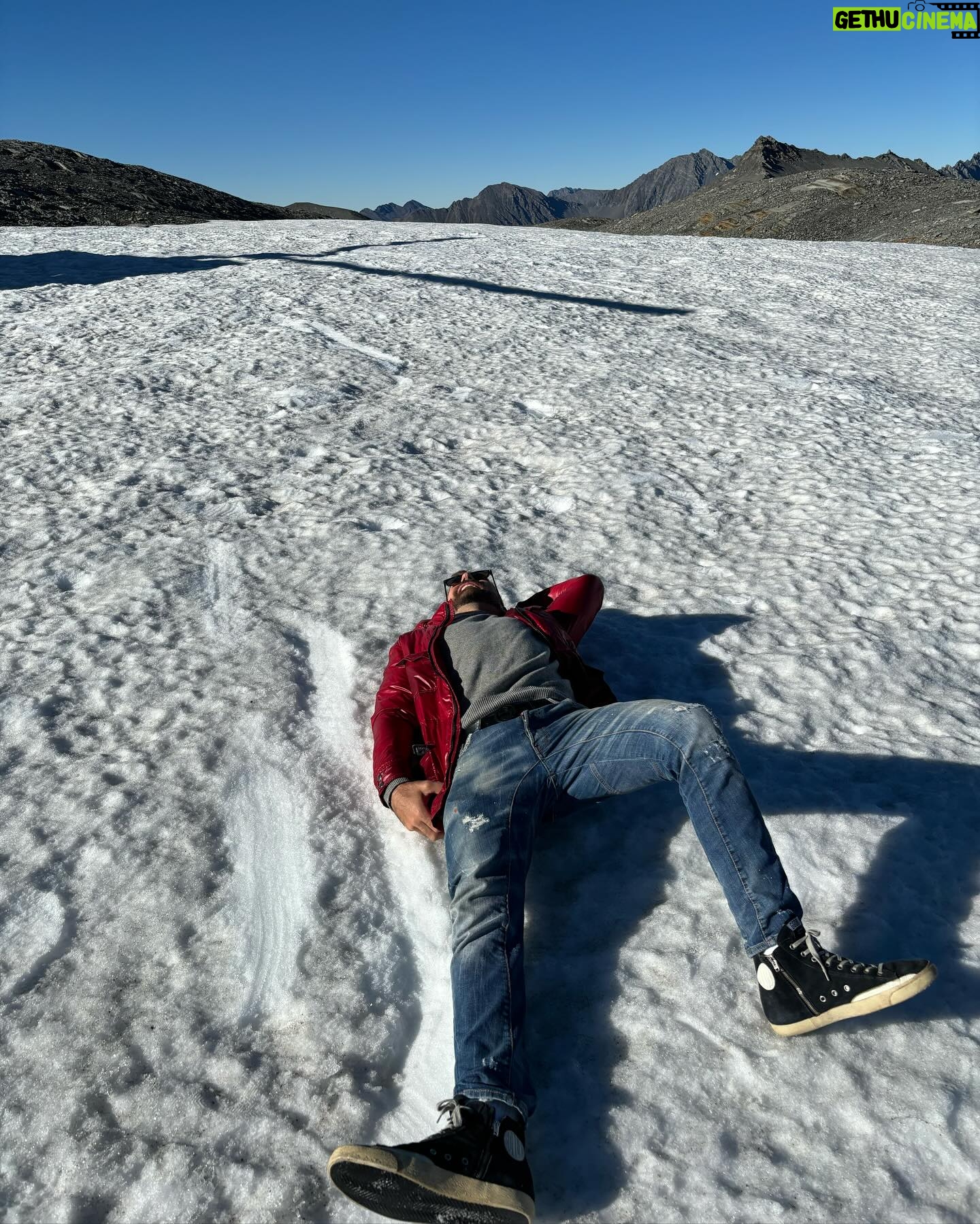 Thales Bretas Instagram - Pulinho em Queenstown, na Nova Zelândia, mto surpreendente! Trilhas lindas, paisagem, lago azul, cachoeiras, vinícolas… e até uma nevinha eterna no glaciar. Amei. Quero voltar…