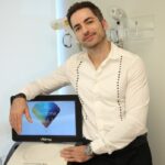 Thales Bretas Instagram – O Harmony é um equipamento da Alma Lasers, uma marca israelense super tecnológica que tem uma multiplataforma, onde é possível realizar diversos procedimentos. 

No vídeo de hoje eu explico um pouco mais sobre essa plataforma e em quais procedimentos utilizamos.

#dermatologia #laser