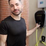 Thales Bretas Instagram - O carregamento do MINI Cooper S E 100% elétrico é muito prático. Com uma rotina parecida com a de um celular, eu acabo carregando ele ao chegar em casa no fim do dia, mas nem precisa de muito tempo não, em 2h30 ele carrega já tem 80% da bateria carregada, incrível, né? E existem vários pontos de carregamento, então ficou fácil carregar pela cidade também. #MINICooperSE #MINIBrasil #MINIElectric @MINIbrasil