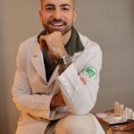 Thales Bretas Instagram - No mês do dermatologista, vou desmistificar 3 mitos dermatológicos que você precisa saber! Neste vídeo, revelo verdades sobre cuidados com a pele, desafiando conceitos comuns que podem estar prejudicando sua rotina de skincare. Vamos desvendar esses mitos juntos para uma pele mais saudável?