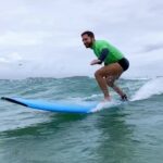 Thales Bretas Instagram - até que pra primeira aula de surf eu num fui mal não! Peguei umas 7 marolas! 😂 mas amei! Será que vou viciar?