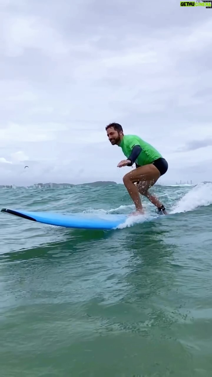 Thales Bretas Instagram - até que pra primeira aula de surf eu num fui mal não! Peguei umas 7 marolas! 😂 mas amei! Será que vou viciar?