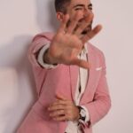 Thales Bretas Instagram - Ouvi dizer que vestir rosa transmite simpatia. 💕 Vocês sabiam que a cor da roupa pode transmitir sensações? Vou colocar pra vcs algumas que aprendi: 💙azul: confiança, credibilidade ❤️vermelho: sensualidade, energia 💛amarelo: jovialidade, criatividade 💚verde: liberdade, equilíbrio 🧡laranja: diversão, otimismo 🤎marrom: aconchego, segurança 🖤preto: mistério, elegância 🤍branco: clareza, frescor eaí, qual cor vc mais gosta de usar?