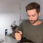 Thales Bretas Instagram - Uma receita deliciosa dessas a gente não perde! Bolo de banana saudável que as crianças devoraram por aqui 🫶🏻🥮🍌 quem mais curtiu? E quando fizer não esquece de me marcar 👀 INGREDIENTES - 4 banana maduras - 3 ovos - 1 xic (chá) de uva passas - 1/2 xic (chá) de óleo de coco - Pitada de sal - 2 xic (chá) de farelo de aveia - 1 colher (sopa) fermento em pó - 1/2 colher (sopa) canela em pó - Nozes pecan - ⁠baunilha CALDA - pasta de amendoim - Mel ps: peguei essa dica com @jarllesgois