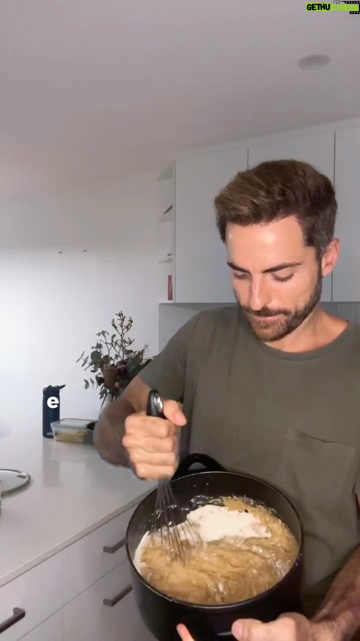 Thales Bretas Instagram - Uma receita deliciosa dessas a gente não perde! Bolo de banana saudável que as crianças devoraram por aqui 🫶🏻🥮🍌 quem mais curtiu? E quando fizer não esquece de me marcar 👀 INGREDIENTES - 4 banana maduras - 3 ovos - 1 xic (chá) de uva passas - 1/2 xic (chá) de óleo de coco - Pitada de sal - 2 xic (chá) de farelo de aveia - 1 colher (sopa) fermento em pó - 1/2 colher (sopa) canela em pó - Nozes pecan - baunilha CALDA - pasta de amendoim - Mel ps: peguei essa dica com @jarllesgois