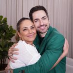 Thales Bretas Instagram - Ainda não é dia de TBT mas ja deu uma saudade enoorrme de gravar esse episódio maravilhoso ☺️🫶🏼 🎙️ Acompanhe esse bate papo suuper delicioso com a @heloisaperisse no YouTube @pod.pele e nas principais plataformas de áudio! . . . 💙 Apoio: PROFHILO | @profhilo.brasil #podpele #podcast #cuidadoscomapele #dicas #thalesbretas #heloisaperisse
