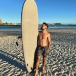 Thales Bretas Instagram - Bom dia Austrália, boa noite Brasil! Começando o dia me divertindo um pouco com @tamarabretas PS: sim, minha prancha é beeeem maior q eu! 🤷🏼‍♂️🙇🏼‍♂️