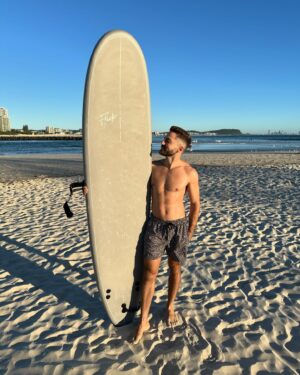 Thales Bretas Instagram - Bom dia Austrália, boa noite Brasil!
Começando o dia me divertindo um pouco com @tamarabretas 
PS: sim, minha prancha é beeeem maior q eu! 🤷🏼‍♂️🙇🏼‍♂️