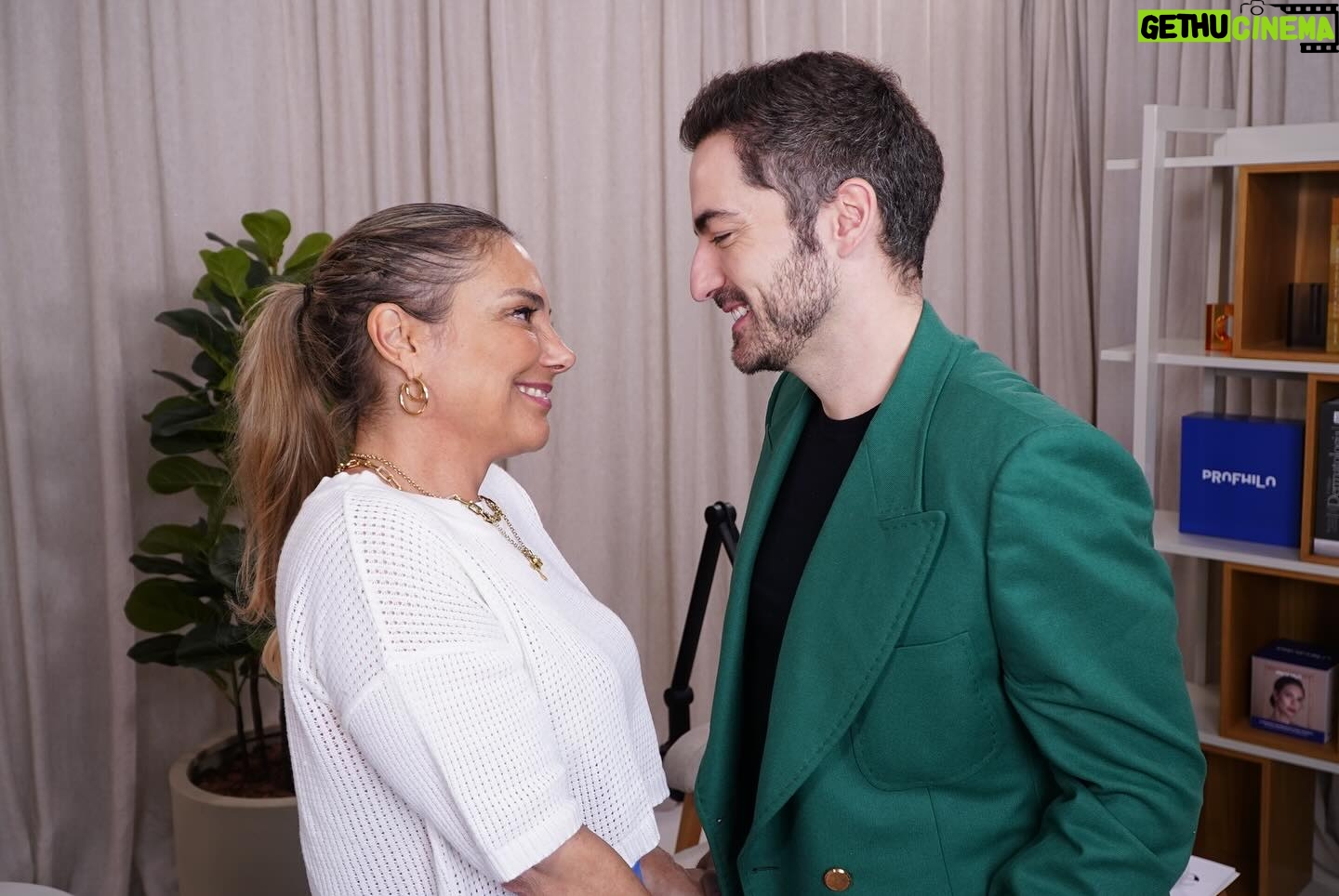 Thales Bretas Instagram - Ainda não é dia de TBT mas ja deu uma saudade enoorrme de gravar esse episódio maravilhoso ☺️🫶🏼 🎙️ Acompanhe esse bate papo suuper delicioso com a @heloisaperisse no YouTube @pod.pele e nas principais plataformas de áudio! . . . 💙 Apoio: PROFHILO | @profhilo.brasil #podpele #podcast #cuidadoscomapele #dicas #thalesbretas #heloisaperisse