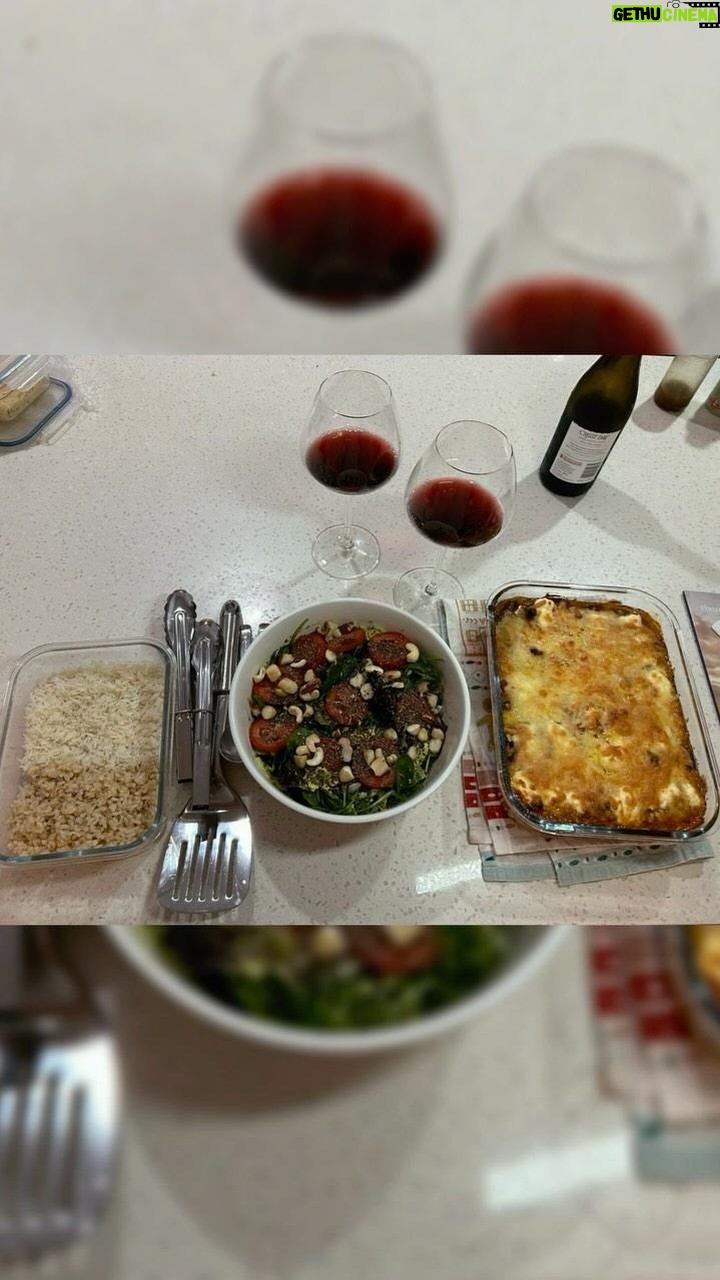 Thales Bretas Instagram - aquela receita delícia que veio dos stories pro feed (lasanha veggie 🍆🍅🧀) 2 ou 3 berinjelas 300g molho de tomate orgânico caseiro Queijo muçarela em fatias Azeitonas sem caroço Queijo de cabra tipo chèvre (molinho) pra cobrir Queijo parmesão em cima para gratinar Assar por 30min em forno pré aquecido 200°C. Quem fez me marca? ✅👀