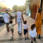 Thales Bretas Instagram - Fim de semana de comemoração em família! Aniversário de duas peças essenciais nessa nossa trip: a irmãzinha @tamarabretas , que é a líder do grupo e a rainha dos picnics ultra mega bem planejados, e Lelê, que se mantém calma mesmo no olho do furacão, sempre ajudando a cuidar de tudo com muito carinho! E ainda fez esse registro lindo no pôr do sol! Amei nosso fds juntinho por aqui, e nosso jantar especial.