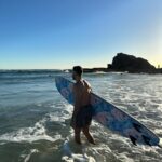Thales Bretas Instagram - Bom dia Austrália, boa noite Brasil! Começando o dia me divertindo um pouco com @tamarabretas PS: sim, minha prancha é beeeem maior q eu! 🤷🏼‍♂️🙇🏼‍♂️