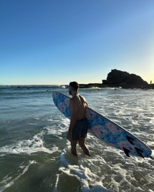 Thales Bretas Instagram - Bom dia Austrália, boa noite Brasil!
Começando o dia me divertindo um pouco com @tamarabretas 
PS: sim, minha prancha é beeeem maior q eu! 🤷🏼‍♂️🙇🏼‍♂️