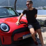 Thales Bretas Instagram - Tava ansioso pra anunciar pra vcs meu novo companheiro da rotina! O MINI Cooper S E, o MINI 100% elétrico, perfeito para o uso urbano, com muita praticidade e conforto. O MINI Elétrico tem um design icônico que a marca oferece, mas você pode dar o seu toque pessoal com as opções adicionais de personalização! Eu, por exemplo, escolhi o vermelho Chilli pq meus filhos amam essa cor e estão felizes da vida com ele, que é lindão mesmo! Agora quando passar por aqui pra mostrar o meu dia a dia, vou incluir mais essa opção sustentável, dirigindo sem perder o estilo e sem emitir poluentes! #MINICooperSE #MINIBrasil #MINIElectric @MINIbrasil #publicidade