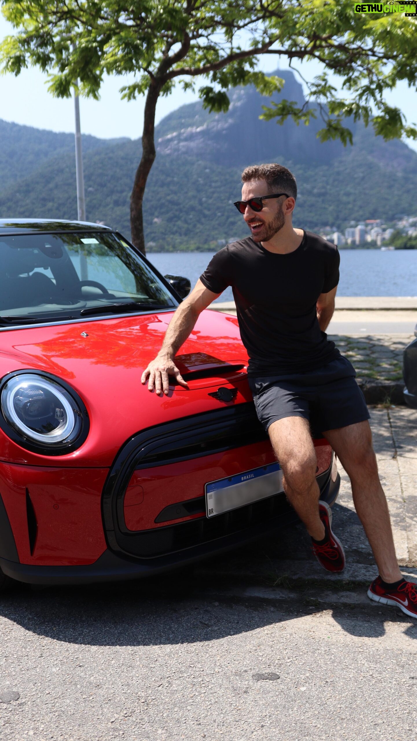 Thales Bretas Instagram - Tava ansioso pra anunciar pra vcs meu novo companheiro da rotina! O MINI Cooper S E, o MINI 100% elétrico, perfeito para o uso urbano, com muita praticidade e conforto. O MINI Elétrico tem um design icônico que a marca oferece, mas você pode dar o seu toque pessoal com as opções adicionais de personalização! Eu, por exemplo, escolhi o vermelho Chilli pq meus filhos amam essa cor e estão felizes da vida com ele, que é lindão mesmo! Agora quando passar por aqui pra mostrar o meu dia a dia, vou incluir mais essa opção sustentável, dirigindo sem perder o estilo e sem emitir poluentes! #MINICooperSE #MINIBrasil #MINIElectric @MINIbrasil #publicidade