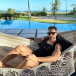 Thales Bretas Instagram – Sem filtro no paraíso!
Dias maravilhosos em família na @casadatrindademamucabinhas ! 
Que lugar lindo!
Mar quentinho, pessoal acolhedor…
Recarregando as energias e vivendo momentos que vão ficar na memória pra sempre!
Esse é um dos meus cantinhos favoritos…
Obrigado Deus! Obrigado Pernambuco!
📸 @tamarabretas.photography
