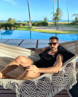 Thales Bretas Instagram - Sem filtro no paraíso!
Dias maravilhosos em família na @casadatrindademamucabinhas ! 
Que lugar lindo!
Mar quentinho, pessoal acolhedor…
Recarregando as energias e vivendo momentos que vão ficar na memória pra sempre!
Esse é um dos meus cantinhos favoritos…
Obrigado Deus! Obrigado Pernambuco!
📸 @tamarabretas.photography