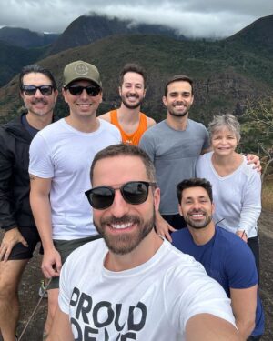Thales Bretas Instagram - Um carrossel cheio de autocuidado, de trabalho, de amor, família, amigos. Porque o final do ano está chegando e eu já estou na retrospectiva de 2023 e nos pensamentos e desejos para 2024. Quem mais está assim também? 

#DOVEMENCARE #SóQuemCuida realmente protege. #publi