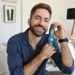 Thales Bretas Instagram - Um carrossel cheio de autocuidado, de trabalho, de amor, família, amigos. Porque o final do ano está chegando e eu já estou na retrospectiva de 2023 e nos pensamentos e desejos para 2024. Quem mais está assim também? #DOVEMENCARE #SóQuemCuida realmente protege. #publi