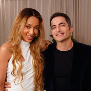 Thales Bretas Instagram - Foi um prazer imenso receber esta mulher incrível aqui no nosso podcast! 🎙️🥰

✨ Em um bate papo super inspirador a deputada @hilton_erika nos contou tudo sobre as suas lutas diárias! 

🌷 Ela também nos contou segredos valiosos sobre como cuida da sua pele, corpo e mente no dia a dia

🎧 Você ainda não assistiu? Então corre pro YouTube assistir! 

.
.
.

💙 Apoio: PROFHILO Brasil | @profhilo.brasil 

#podpele #podcast #erikahilton #politica #deputadaerikahilton #podpelepodcast #thalesbretas