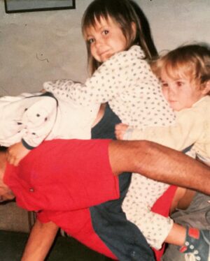 Thales Bretas Instagram - Viva @tamarabretas , minha irmãzinha, amor da minha vida há quase 36 anos!!!
Tô muito feliz de poder estar perto de vc e comemorar mais esse ciclo do seu lado! Que você tenha tudo o que precisa, o que merece e o que deseja, sempre! Que o mundo seja gentil com você, te trate com carinho e amor. Eu vou te tratar sempre, pra sempre!! Te amo te amo te amo!!!