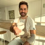 Thales Bretas Instagram - Essa semana minha nova aventura foi fazer cerâmica com um bom papo e vinho 🍷🍶 Sorte de ter a irmã @tamarabretas do lado, que arrasa nos registros e é a melhor cia pra tudo 🤍 E a idéia/presente foi da amiga @sikora.carla. Eu amei! Me frustrei um pouco mas me diverti mto! E vcs? Qual foi a última coisa que tentaram fazer diferente? Me conta aqui nos comentários 👇🏻👀
