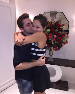 Thales Bretas Instagram - Viva @tamarabretas , minha irmãzinha, amor da minha vida há quase 36 anos!!!
Tô muito feliz de poder estar perto de vc e comemorar mais esse ciclo do seu lado! Que você tenha tudo o que precisa, o que merece e o que deseja, sempre! Que o mundo seja gentil com você, te trate com carinho e amor. Eu vou te tratar sempre, pra sempre!! Te amo te amo te amo!!!
