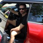 Thales Bretas Instagram - O meu momento MINI COOPER S E tem sido incrível, eu sou apaixonado por carros, e esse em especial ganhou meu coração por ser 100% elétrico ⚡️e ainda ter 4 opções incríveis no modo de direção que posso personalizar. Consigo economizar a bateria usando o modo Green ou Green ou equilibrar o consumo do motor com desempenho usando o modo MID. Mas o meu preferido é o modo Sport, que maximiza a performance entregando toda a sua potência, vivenciando ainda mais a sensação do Go-Kart Feeling Eletrizante e sentindo aquele friozinho na barriga que só um MINI elétrico proporciona 😍. Tô super impressionado e amando andar pela cidade com todos esses modos de direção. E você, qual modo prefere? #MINICooperSE #MINIBRASIL #MINIEletric @MINIbrasil
