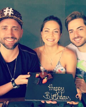 Thales Bretas Instagram - Viva @tamarabretas , minha irmãzinha, amor da minha vida há quase 36 anos!!!
Tô muito feliz de poder estar perto de vc e comemorar mais esse ciclo do seu lado! Que você tenha tudo o que precisa, o que merece e o que deseja, sempre! Que o mundo seja gentil com você, te trate com carinho e amor. Eu vou te tratar sempre, pra sempre!! Te amo te amo te amo!!!