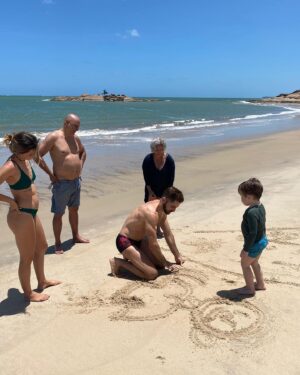 Thales Bretas Instagram - Dump de dias incríveis com meus amores ☀️❤️

🏡 @casadatrindademamucabinhas