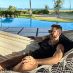 Thales Bretas Instagram - Sem filtro no paraíso! Dias maravilhosos em família na @casadatrindademamucabinhas ! Que lugar lindo! Mar quentinho, pessoal acolhedor… Recarregando as energias e vivendo momentos que vão ficar na memória pra sempre! Esse é um dos meus cantinhos favoritos… Obrigado Deus! Obrigado Pernambuco! 📸 @tamarabretas.photography