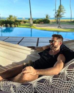 Thales Bretas Instagram - Sem filtro no paraíso!
Dias maravilhosos em família na @casadatrindademamucabinhas ! 
Que lugar lindo!
Mar quentinho, pessoal acolhedor…
Recarregando as energias e vivendo momentos que vão ficar na memória pra sempre!
Esse é um dos meus cantinhos favoritos…
Obrigado Deus! Obrigado Pernambuco!
📸 @tamarabretas.photography