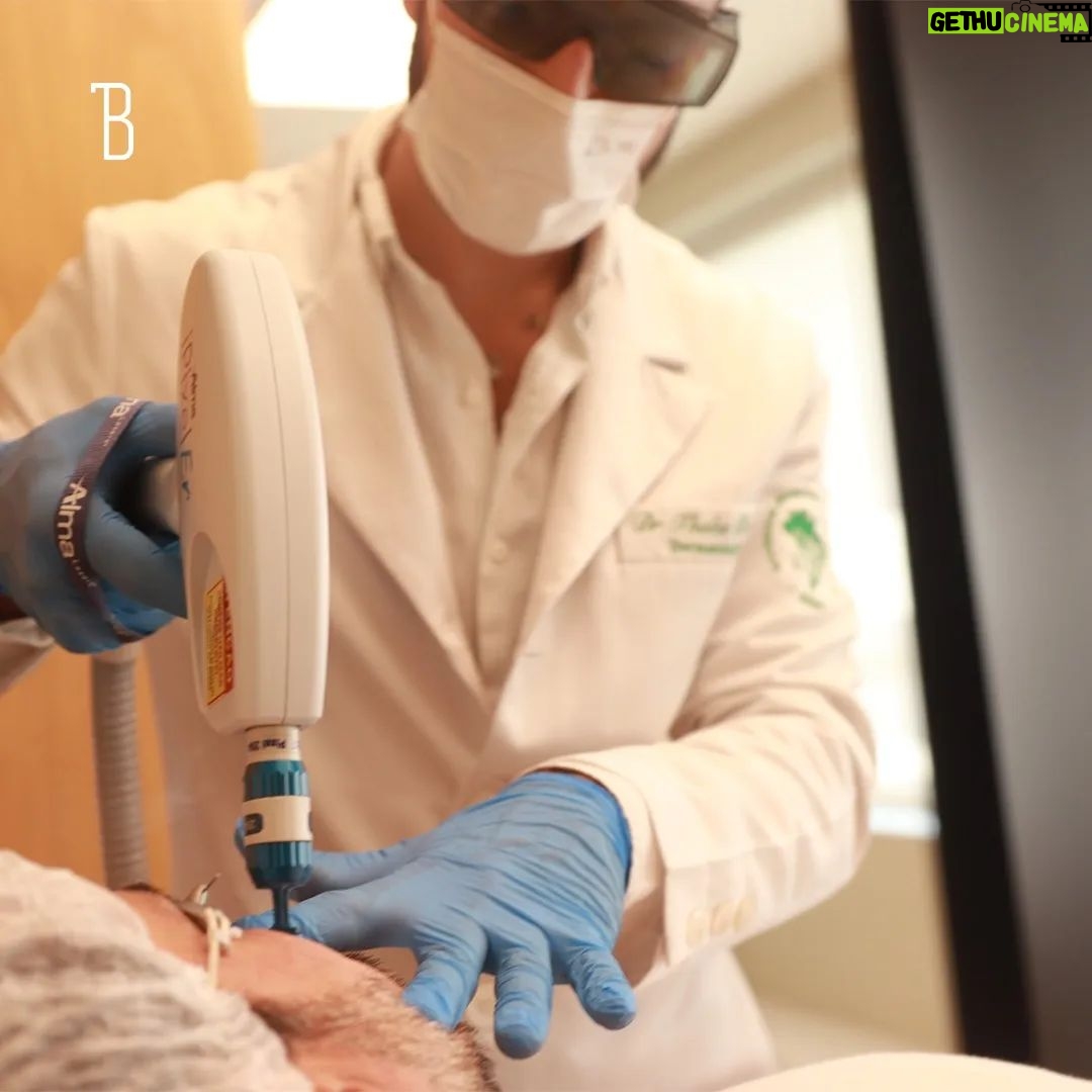 Thales Bretas Instagram - Na Clínica Bretas, oferecemos procedimentos estéticos e tratamentos que vão deixar você se sentindo incrível por dentro e por fora. 🧡 Se você deseja realçar a beleza natural, cuidar da sua pele ou se livrar de preocupações estéticas, estamos aqui para te ajudar a se sentir confiante e radiante. Nossa equipe altamente qualificada está pronta para oferecer um atendimento personalizado e soluções adequadas às suas necessidades. Clique no link da bio e agende a sua consulta na Clínica Bretas. 😉 #clínicabretas #thalesbretas #saúdeintegrada #dicasdesaúde #CuidadosComAPele #Dermatologia #Estética