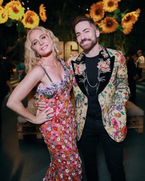 Thales Bretas Instagram - Noite linda, angelical, encantada como a da Fada Bela.
Fiquei muito feliz de poder ver a vida sendo celebrada com alegria, amor e amigos! Que venham mais 50, com a luz e as flores que guiaram todo seu caminho até aqui @angelicaksy ! Você é uma mulher especial, ímpar. Merece tudo! 
📸 @iude