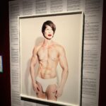 Thales Bretas Instagram - The Cult Of Beauty: Uma exposição maravilhosa que está acontecendo em Londres e eu AMEI ter ido. Essa exposição está no @wellcomecollection até abril de 2024 e conta a história da beleza ao longo do tempo. Eu como dermatologista pude ver algumas curiosidades impressionantes, como um protetor solar natural, feito antigamente (foto 2), maquiagens e instrumentos de beleza usados ao longo dos séculos, a evolução dos cosméticos e dos procedimentos… Tinha até uma homenagem ao Dr. Ivo Pitanguy pelo legado que deixou na cirurgia plástica pro mundo! E, por fim, uma reflexão dos filtros, da busca incessante por belezas inalcançáveis e o impacto da internet em tudo isso. Muito interessante, recomendo!