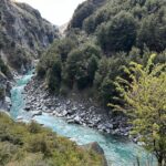 Thales Bretas Instagram - Pulinho em Queenstown, na Nova Zelândia, mto surpreendente! Trilhas lindas, paisagem, lago azul, cachoeiras, vinícolas… e até uma nevinha eterna no glaciar. Amei. Quero voltar…