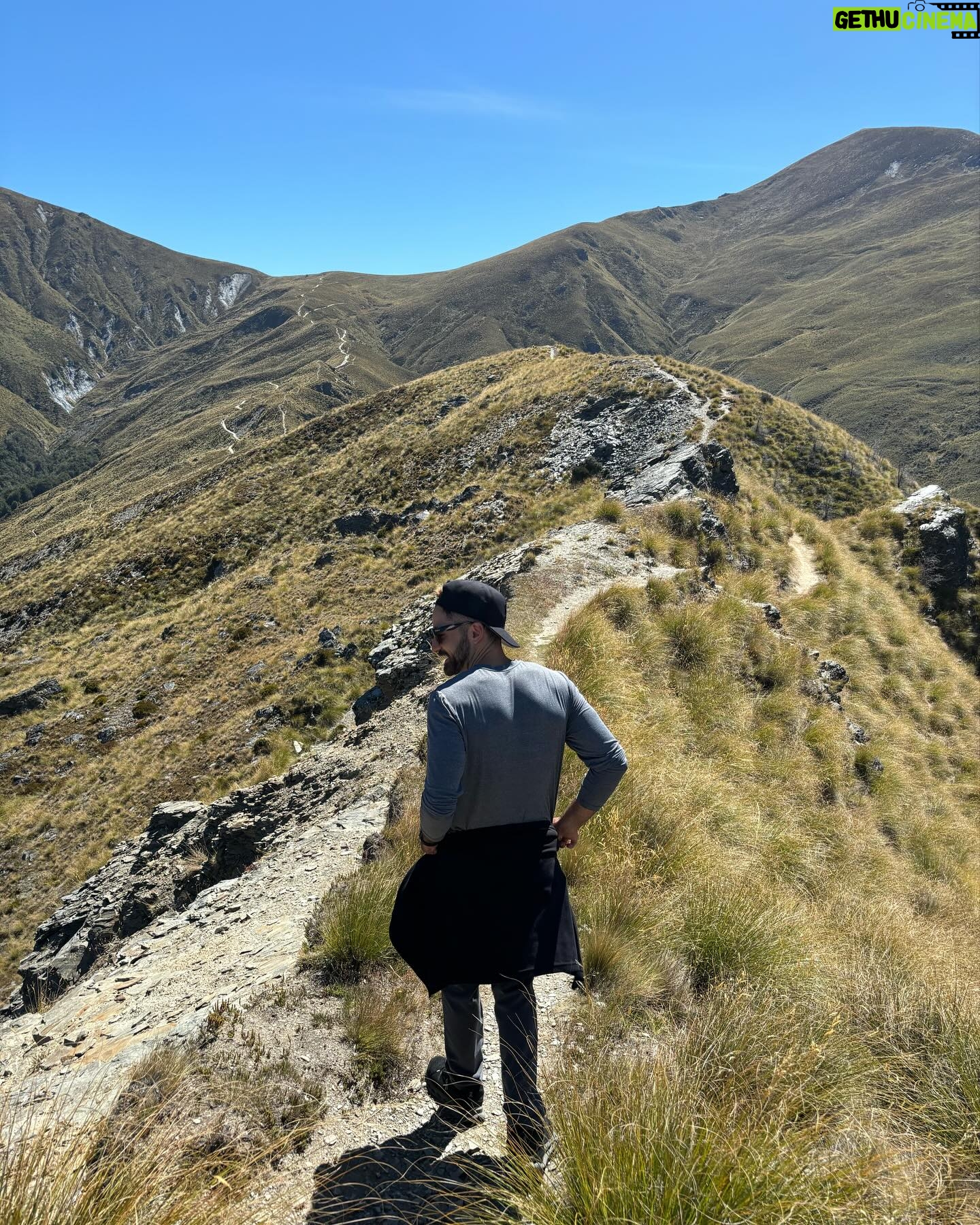 Thales Bretas Instagram - Pulinho em Queenstown, na Nova Zelândia, mto surpreendente! Trilhas lindas, paisagem, lago azul, cachoeiras, vinícolas… e até uma nevinha eterna no glaciar. Amei. Quero voltar…
