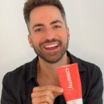 Thales Bretas Instagram - Vim aqui compartilhar com vcs um dos meus maiores aliados pro cuidado com a e pele aqui na Austrália: Calming Body Cream, de @creamyskincare . Eu trago comigo pra onde vou, porque eu e meus filhos temos o hábito (importante!) de passar um bom hidratante diariamente, logo após o banho! E o Calming Body Cream tem a vantagem de ser bem hidratante, melhorando imediatamente os sintomas de pele sensível e ressecada, como coceira e descamação. Ainda te protege de fatores externos, como a poluição e variações do clima (frio/seco, quente/úmido, etc). Também amo usar depois de um dia de sol, ou de um banho mais quentinho no inverno! Quem aí também tem esse hábito saudável de um bom creme hidratante depois do banho?☝🏻🫶🏻 #ad