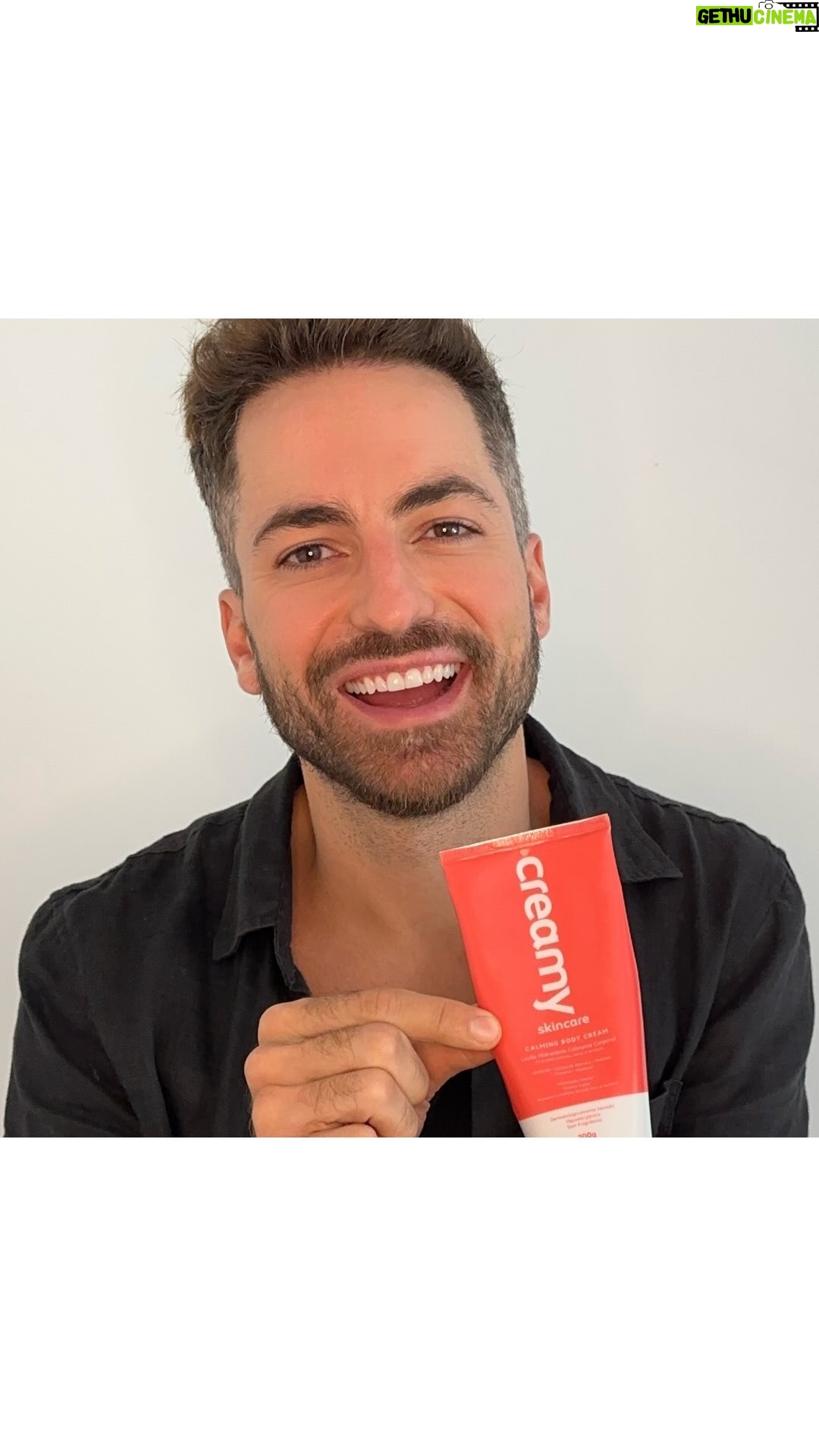 Thales Bretas Instagram - Vim aqui compartilhar com vcs um dos meus maiores aliados pro cuidado com a e pele aqui na Austrália: Calming Body Cream, de @creamyskincare . Eu trago comigo pra onde vou, porque eu e meus filhos temos o hábito (importante!) de passar um bom hidratante diariamente, logo após o banho! E o Calming Body Cream tem a vantagem de ser bem hidratante, melhorando imediatamente os sintomas de pele sensível e ressecada, como coceira e descamação. Ainda te protege de fatores externos, como a poluição e variações do clima (frio/seco, quente/úmido, etc). Também amo usar depois de um dia de sol, ou de um banho mais quentinho no inverno! Quem aí também tem esse hábito saudável de um bom creme hidratante depois do banho?☝🏻🫶🏻 #ad