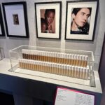 Thales Bretas Instagram - The Cult Of Beauty: Uma exposição maravilhosa que está acontecendo em Londres e eu AMEI ter ido. Essa exposição está no @wellcomecollection até abril de 2024 e conta a história da beleza ao longo do tempo. Eu como dermatologista pude ver algumas curiosidades impressionantes, como um protetor solar natural, feito antigamente (foto 2), maquiagens e instrumentos de beleza usados ao longo dos séculos, a evolução dos cosméticos e dos procedimentos… Tinha até uma homenagem ao Dr. Ivo Pitanguy pelo legado que deixou na cirurgia plástica pro mundo! E, por fim, uma reflexão dos filtros, da busca incessante por belezas inalcançáveis e o impacto da internet em tudo isso. Muito interessante, recomendo!