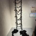 Thales Bretas Instagram - The Cult Of Beauty: Uma exposição maravilhosa que está acontecendo em Londres e eu AMEI ter ido. Essa exposição está no @wellcomecollection até abril de 2024 e conta a história da beleza ao longo do tempo. Eu como dermatologista pude ver algumas curiosidades impressionantes, como um protetor solar natural, feito antigamente (foto 2), maquiagens e instrumentos de beleza usados ao longo dos séculos, a evolução dos cosméticos e dos procedimentos… Tinha até uma homenagem ao Dr. Ivo Pitanguy pelo legado que deixou na cirurgia plástica pro mundo! E, por fim, uma reflexão dos filtros, da busca incessante por belezas inalcançáveis e o impacto da internet em tudo isso. Muito interessante, recomendo!