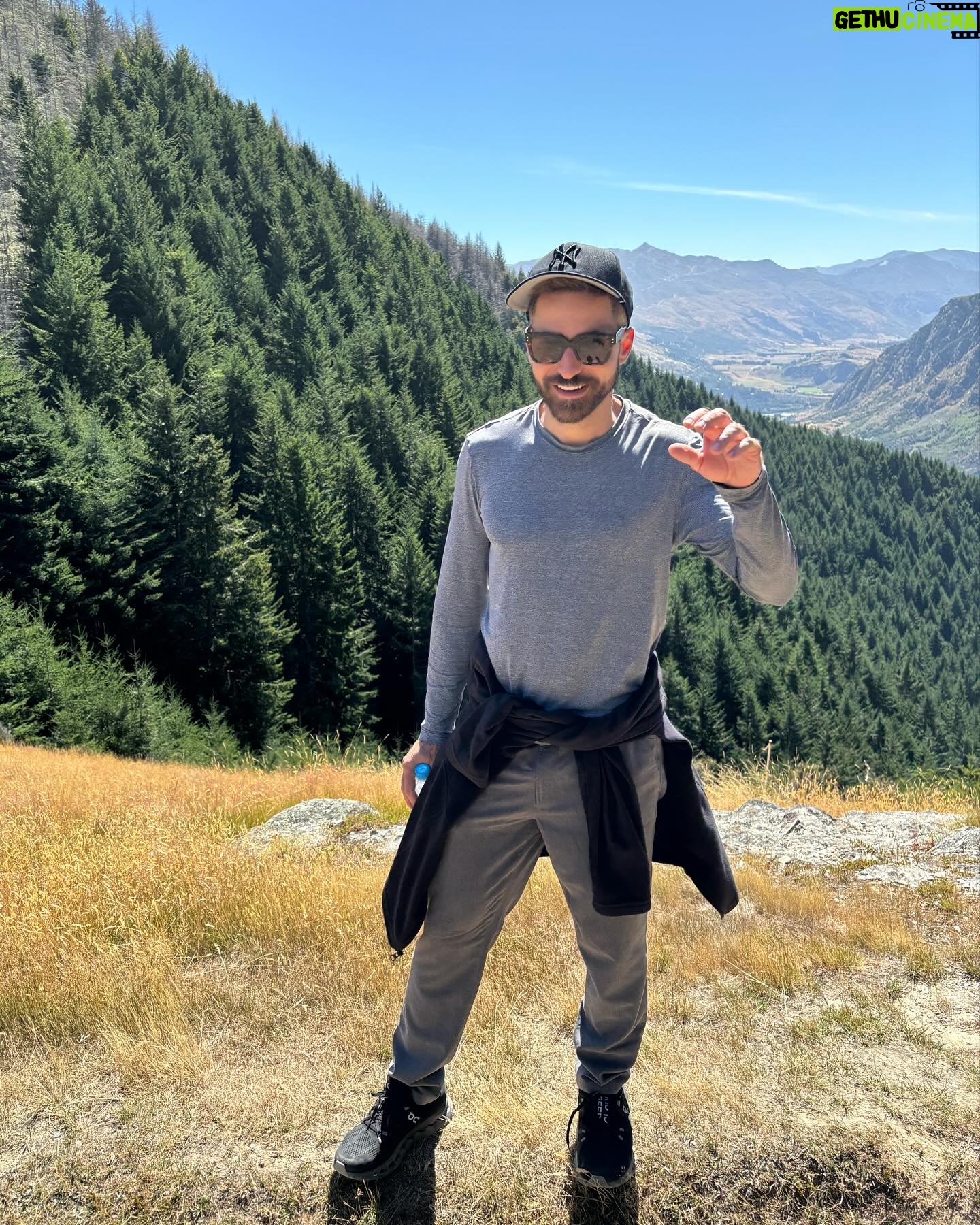 Thales Bretas Instagram - Pulinho em Queenstown, na Nova Zelândia, mto surpreendente! Trilhas lindas, paisagem, lago azul, cachoeiras, vinícolas… e até uma nevinha eterna no glaciar. Amei. Quero voltar…